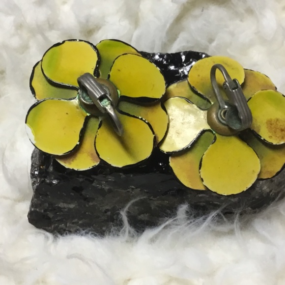 Vintage 60’s 3D Enamel Flower Clip Earrings - Picture 6 of 12